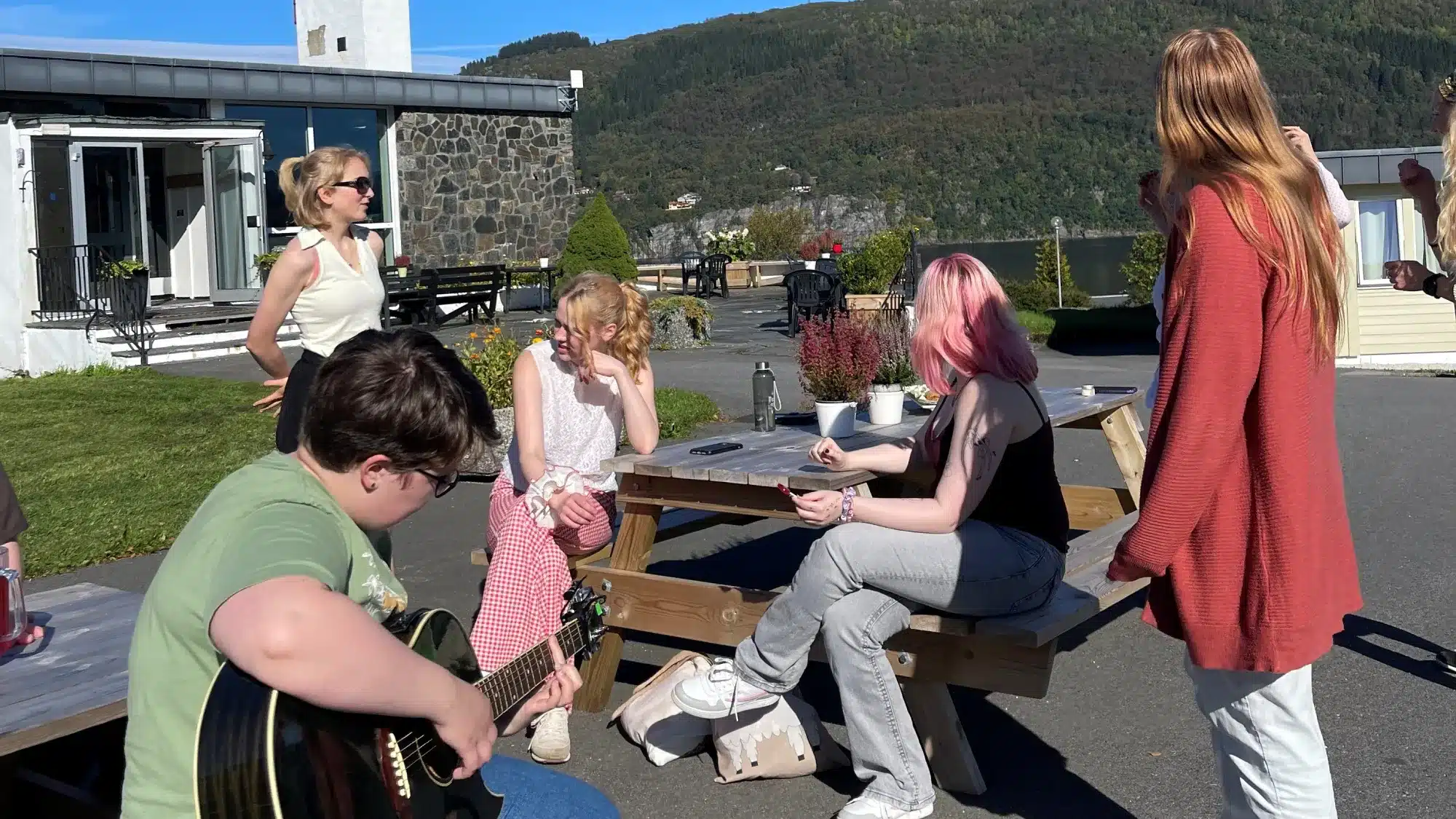 Ute med gitar